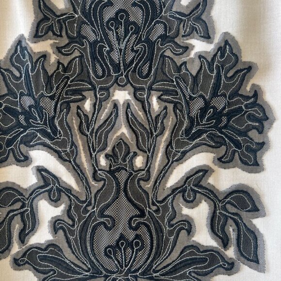 Per Se Off White Skirt with Black Lace and Embroidered Flower, Size 8 - Picture 3 of 5